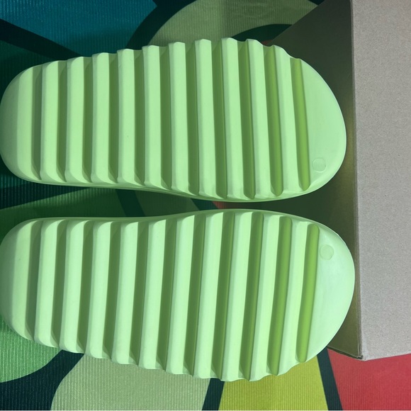 Yeezy slide green glow - Picture 3 of 7